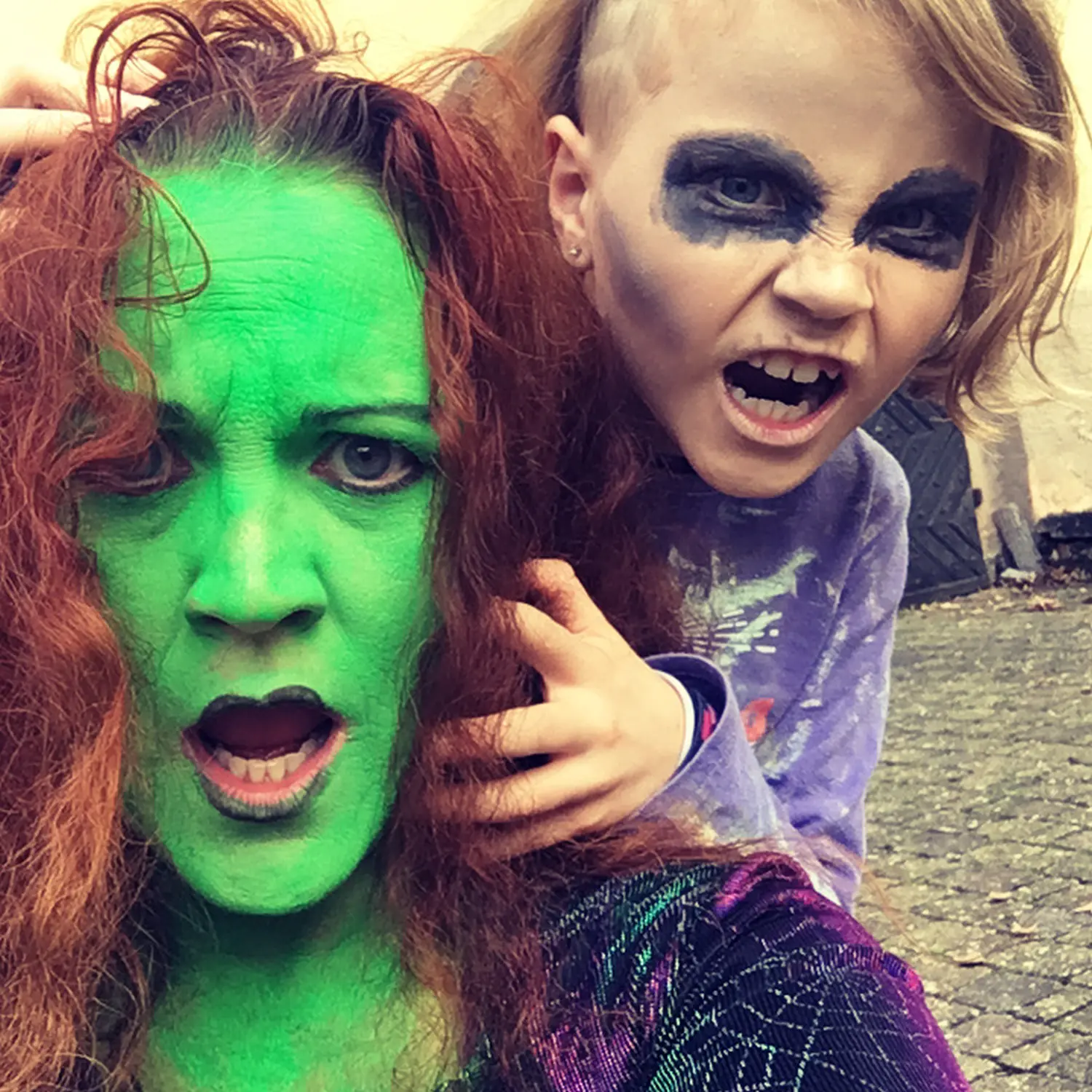Tressa Arts & Entertainment School, eine Frau und ein kleines Mädchen, die sich für ein Cosplay schminken