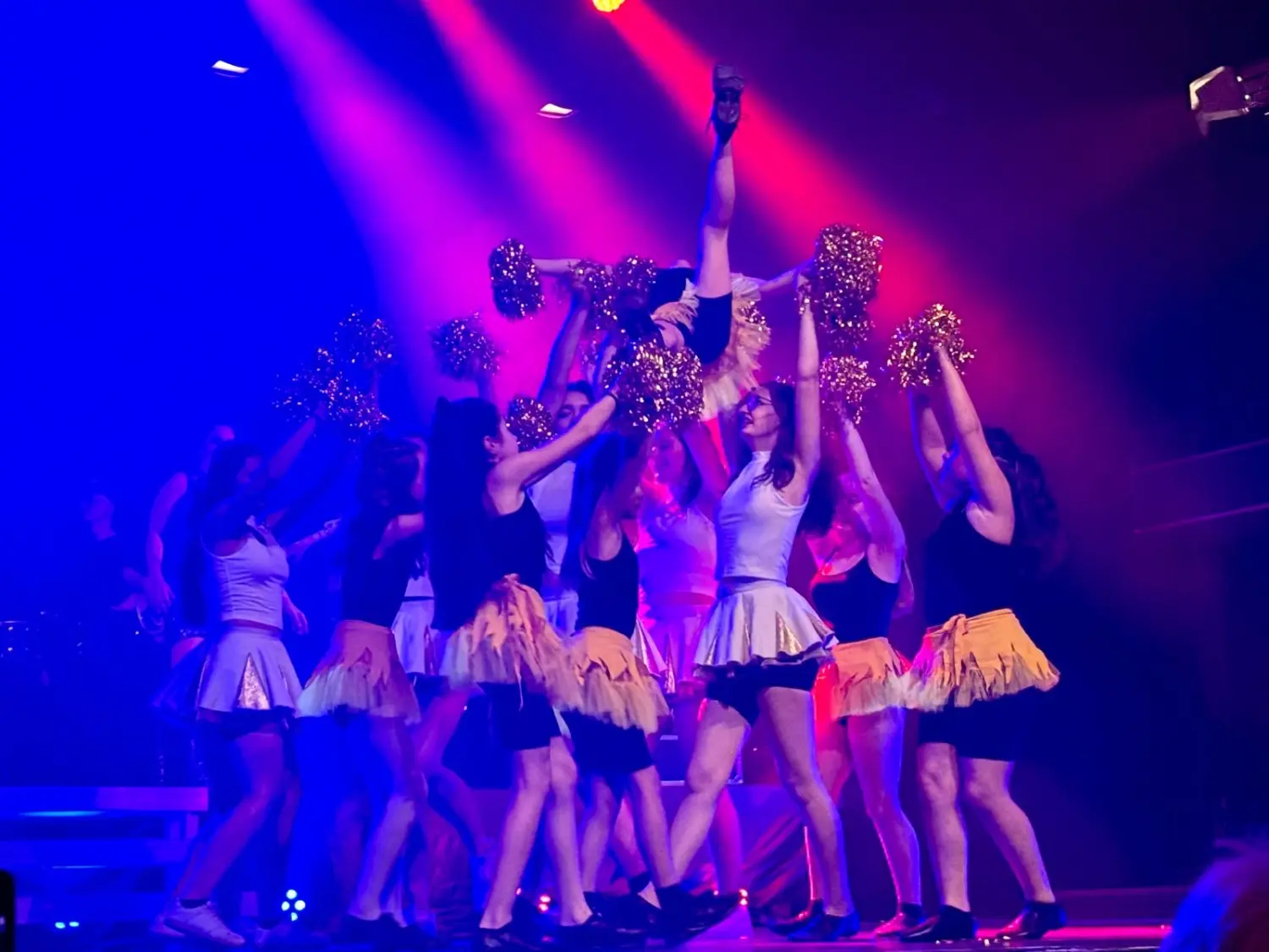 Tressa Arts & Entertainment School, Bühnenauftritt