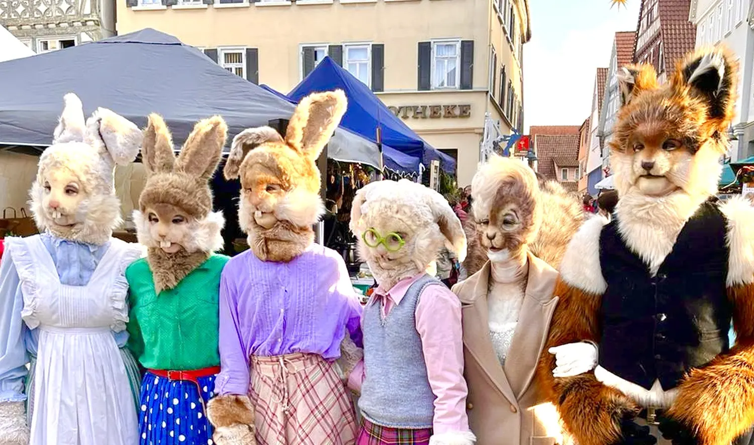 Tressa Arts & Entertainment School, Kinder mit Tiergesichtsmasken aus Wolle