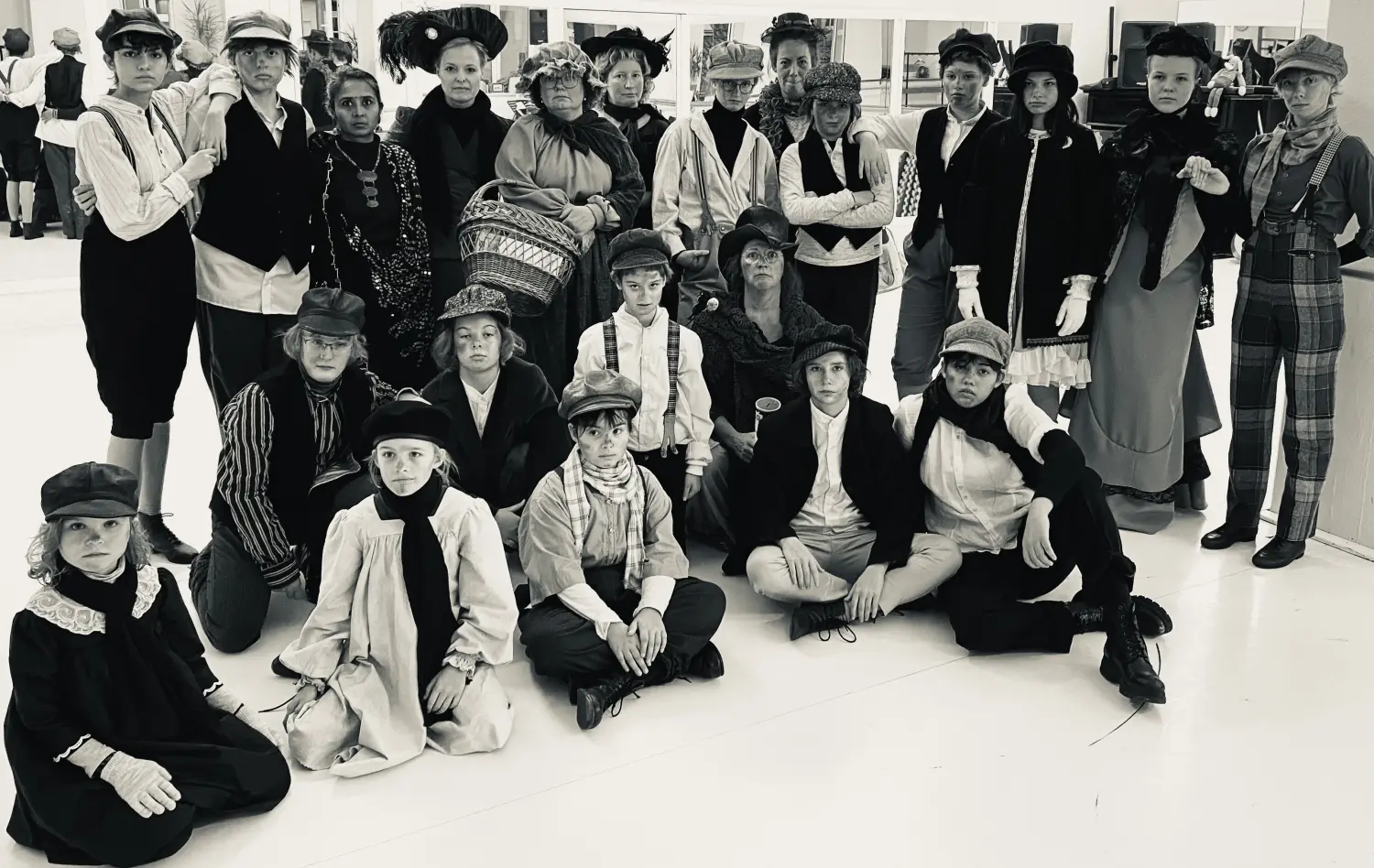 Tressa Arts & Entertainment School, Gruppenfoto Bühnenauftritt