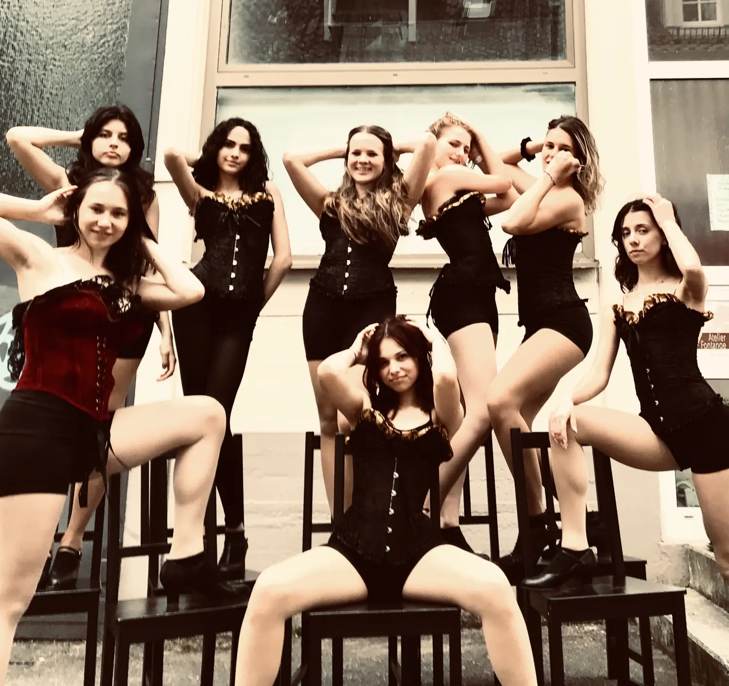 Tressa Arts & Entertainment School, Mädchen in Tanzaufführungs-Outfits