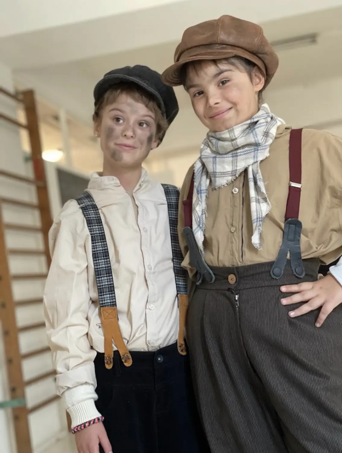 Tressa Arts & Entertainment School, 2 Kinder in Kostümen für eine Bühnenaufführung