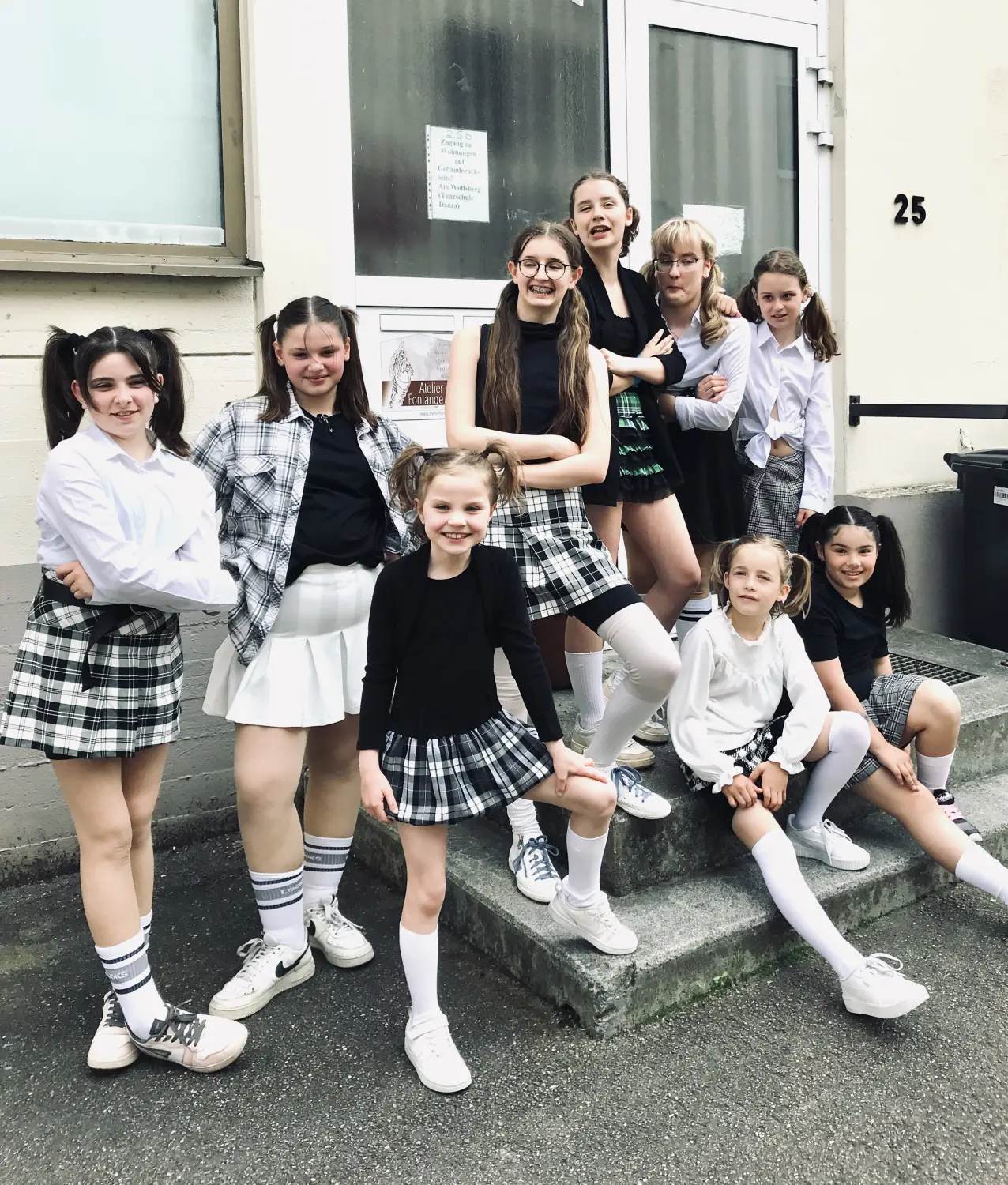 Tressa Arts & Entertainment School, Kinder mit Tiergesichtsmasken aus Wolle